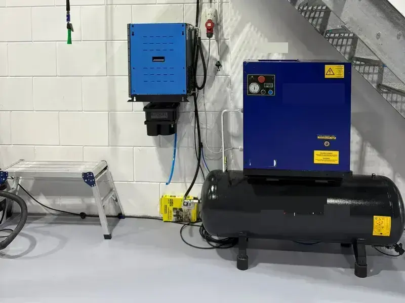 Geïnstalleerde compressor met persluchtleidingwerk